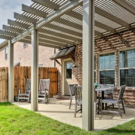 College Station Townhouse With Private Patio Villa